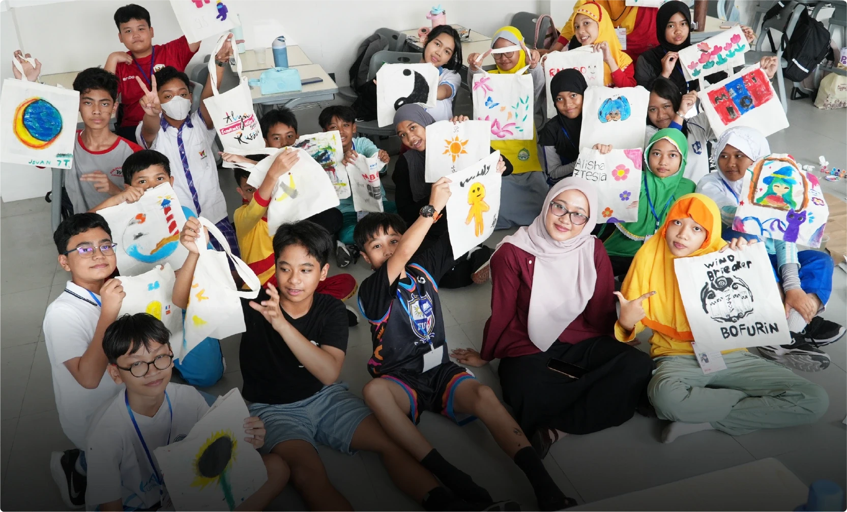 Siswa menunjukkan hasil karya di kelas