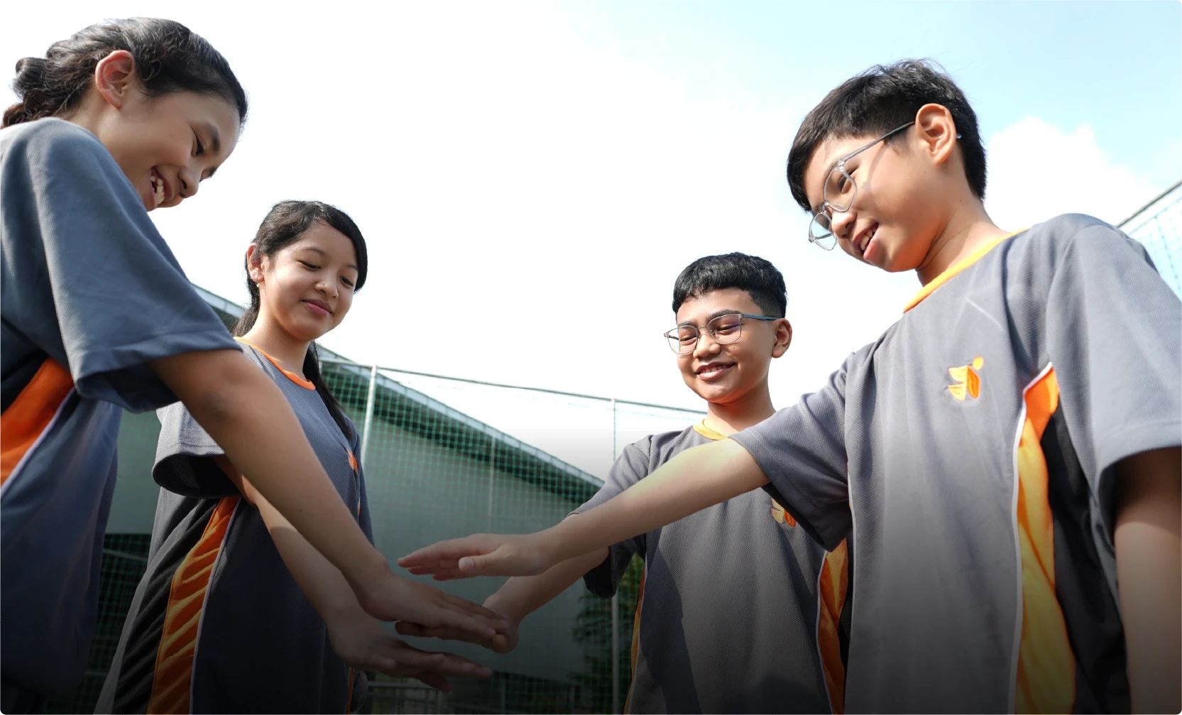 Siswa berlatih bersama di lapangan sekolah